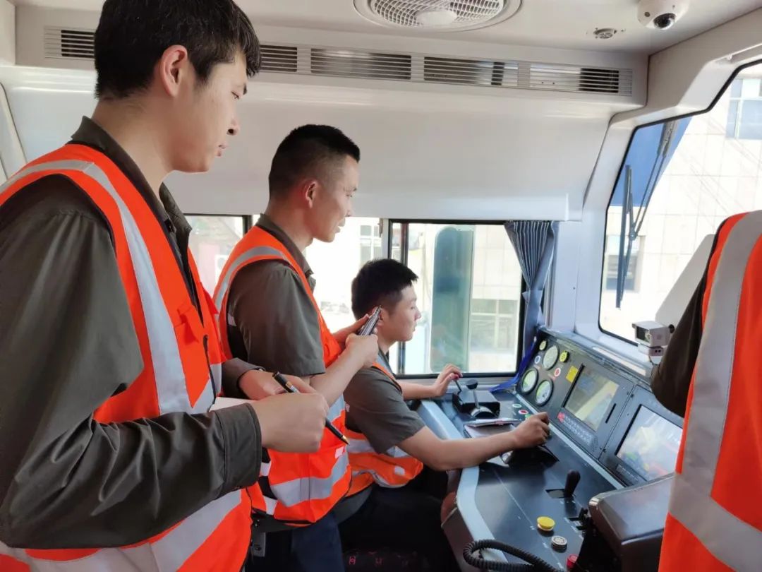 CrrcZiyang's tweet image. The #HXN6 locomotive is economical, energy-saving and environmentally friendly. Compared with traditional locomotives of the same level, it can reduce fuel consumption by 30%-40%, reduce pollutant emissions by 3-5 tons and also produce less noise.