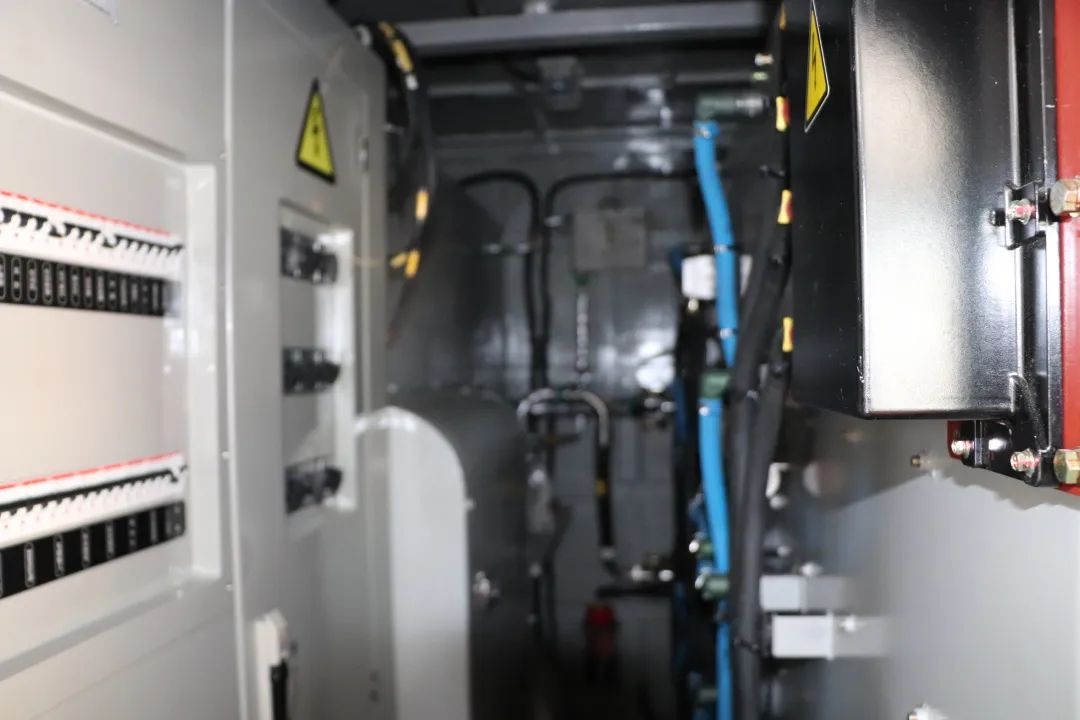 CrrcZiyang's tweet image. The #HXN6 locomotive is economical, energy-saving and environmentally friendly. Compared with traditional locomotives of the same level, it can reduce fuel consumption by 30%-40%, reduce pollutant emissions by 3-5 tons and also produce less noise.