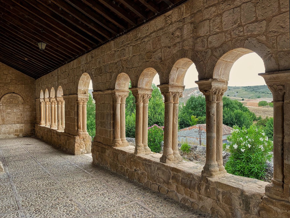 RomanicoEspana's tweet photo. Románico porticado en tierras de Guadalajara: la iglesia de Nuestra Señora de la Asunción de Pinilla de Jadraque. Interesantísima #BuenosDias #FelizViernes #FelizFinDeSemana https://t.co/7uNZZlKoEO