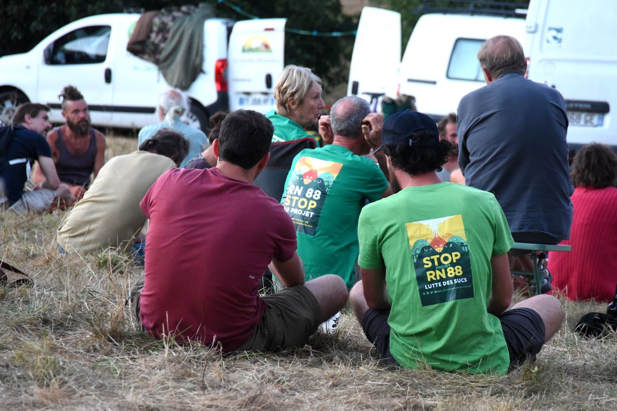 LDessucs's tweet photo. 🌋 C'était week-end dernier à la @LDessucs pour le Rassemblement RN88 : DERNIER AVERTISSEMENT AVANT DÉBUT DES TRAVAUX !
🚵♀️ avec nos amis de l'Alter-D-tour / @altertour
#StHostien #StopRn88 #wauquiez
Rejoignez-nous : on va avoir besoin de monde... https://t.co/MRTObNNbVS