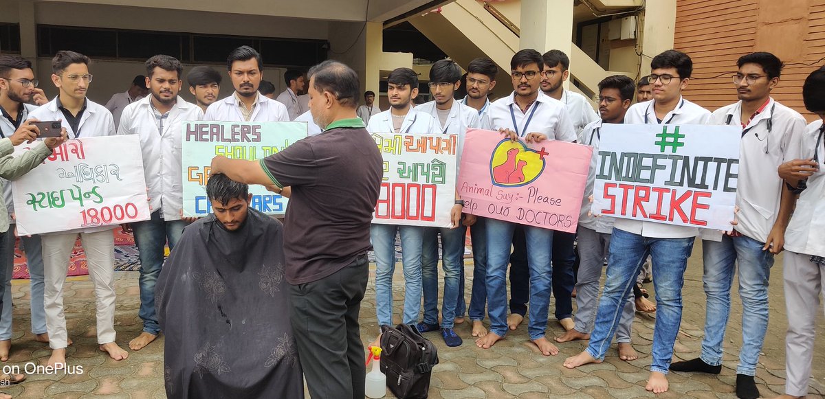 बेजुबानों के Doctorकी आवाज को दबाने वाली सरकार से निवेदन है की गुजरात मे LSD नियंत्रण से बाहर है  जिसमें Senior vet Intern Doctor मात्र ₹4200 के मासिक भत्ते में वैक्सीनेशन के कार्य मैं दिन रात  लगे हुए हैं(2/3)
#Day5_of_guj_vets_on_strike
#Increase_Guj_Vet_Stipend
#guj_vet_union