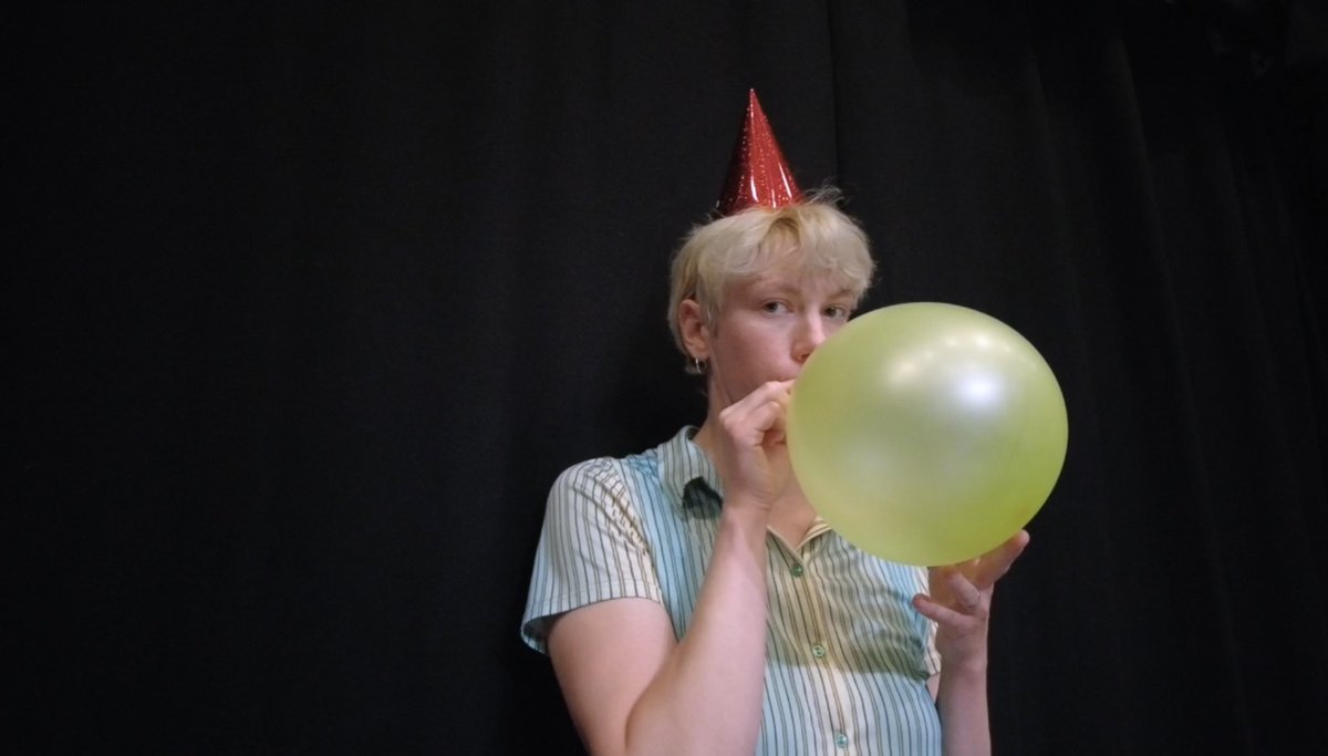 LiikekieliCom's tweet photo. Sara Grotenfelt kirjoitti sooloteoksensa Last Hurrah -prosessista. Teos saa ensi-iltansa HKT:n uudella Nykyesityksen näyttämöllä 9.8.2022.

Lue "Nykyesityspäiväkirja - koreografin viimeinen hurraahuuto" osoitteessa:
https://t.co/40iJcb16Ar

Kuva Sara Grotenfelt ja Suvi Tuominen https://t.co/x1G7InaZJe