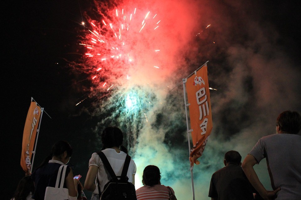 AichiNow_en's tweet photo. #TomoegawaKingyoGoldfishFireworks is Aug/13! 😄🎇🎵 #ToyotaCity https://t.co/iSNzPAfqd8 Goldfish fireworks spark on the Tomoegawa River's surface🎶 #goldfishfireworks #handheldfireworks #手筒花火 #巴川金魚花火 #豊田市 #AichiNow https://t.co/WjxhoWn0EA