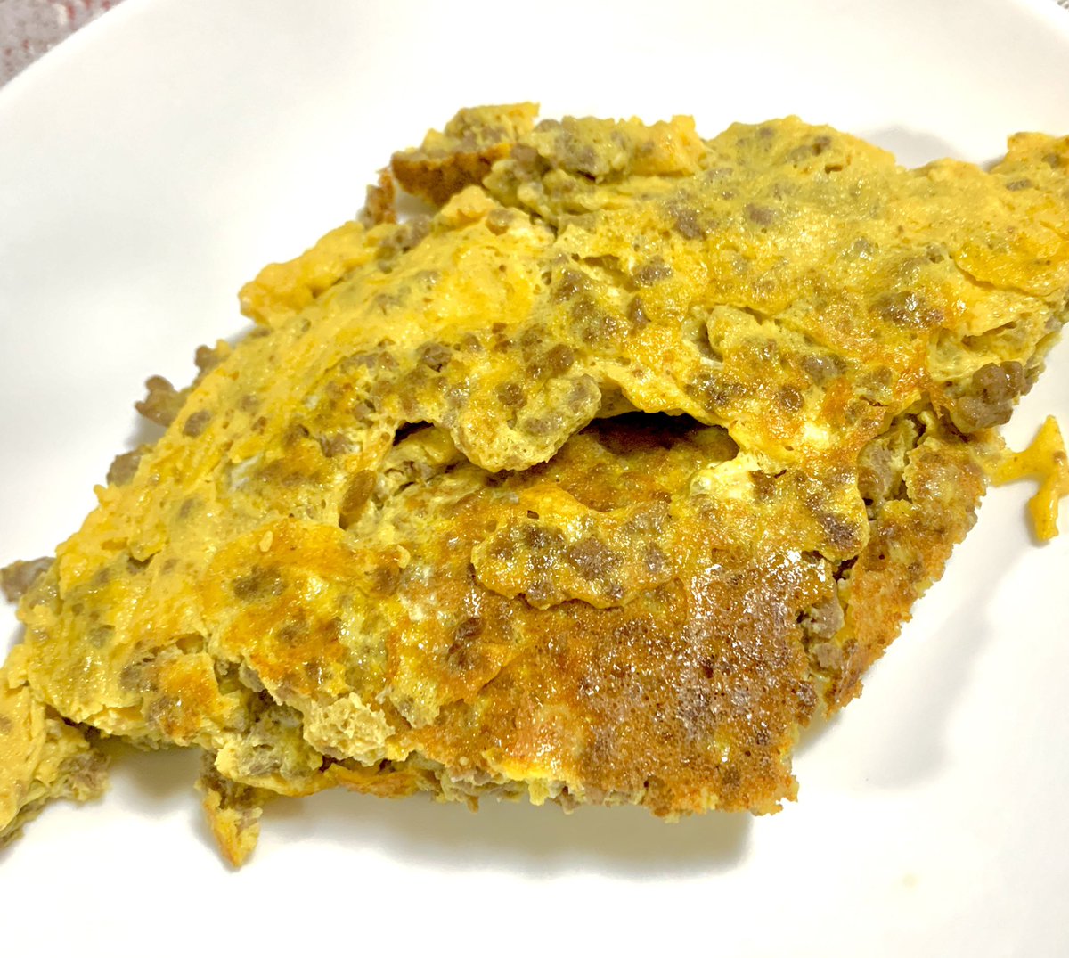 そぼろの卵包み！
牛肉と豚肉の合い挽きそぼろ（美味しいモノ）と、卵焼き（美味しいモノ）のコラボレーション！砂糖をいれて甘めに作るのが個人的にはコツです。

#グルテンフリー #料理記録 #glutenfree