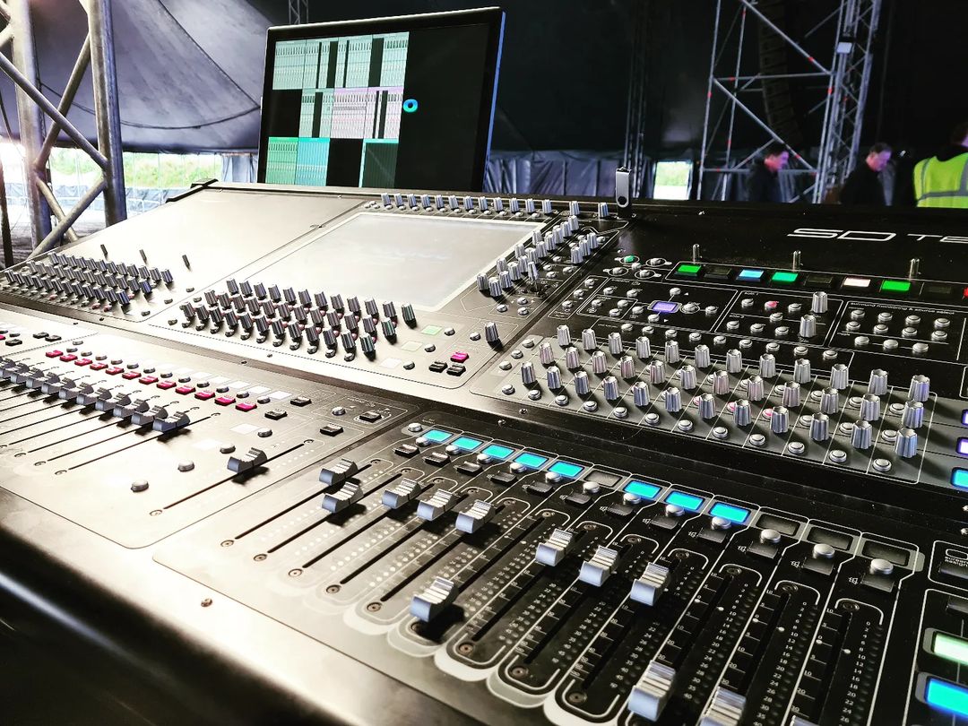 Some good looking faders this Friday on the SD10 🔥

Thanks for the tag in this great shot AudioEoin 🙌

#DiGiCoFaderFriday #DiGiCo #MixingConsole #DigitalMixingConsole #SoundEngineer #Mixing #MixingEngineer #FaderFriday #LiveSound #AudioEngineer #FaderFriday