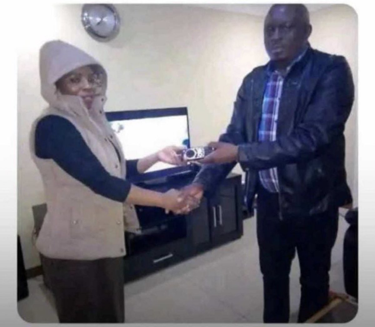 Sports_Doctor2's tweet photo. Remote Control to Men, Here We Go!Full agreement in place between the Men and their women for the transfer of DSTV remote control to men.
🚨🔵#EPL

Personal terms already agreed, no way for side chics or family relatives. The remote control is now ours.

THE EPL IS BACK 🔥🔥🔥 https://t.co/LfrckDlSwU
