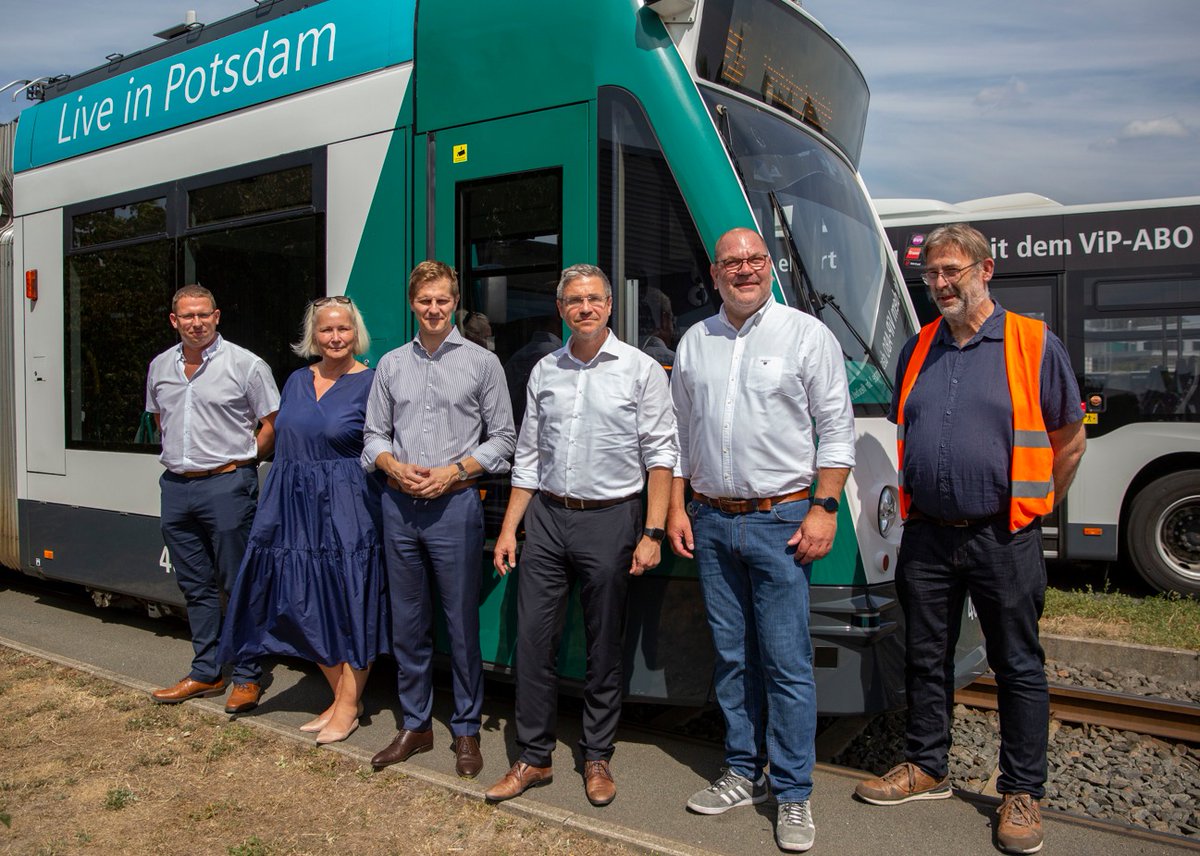 HoepffnerDaniel's tweet photo. Staatssekretär Dr. Benjamin Grimm besucht auf digitalpolitischer Sommerreise #digitourbb das #mFUND Projekt #AStriD bei @ViP_Potsdam und @SiemensMobility um sich über den Stand der #Depot_Automatisation und autonom fahrenden Strassenbahnen #autonomous_tram zu informieren. https://t.co/MefIHXo0HC
