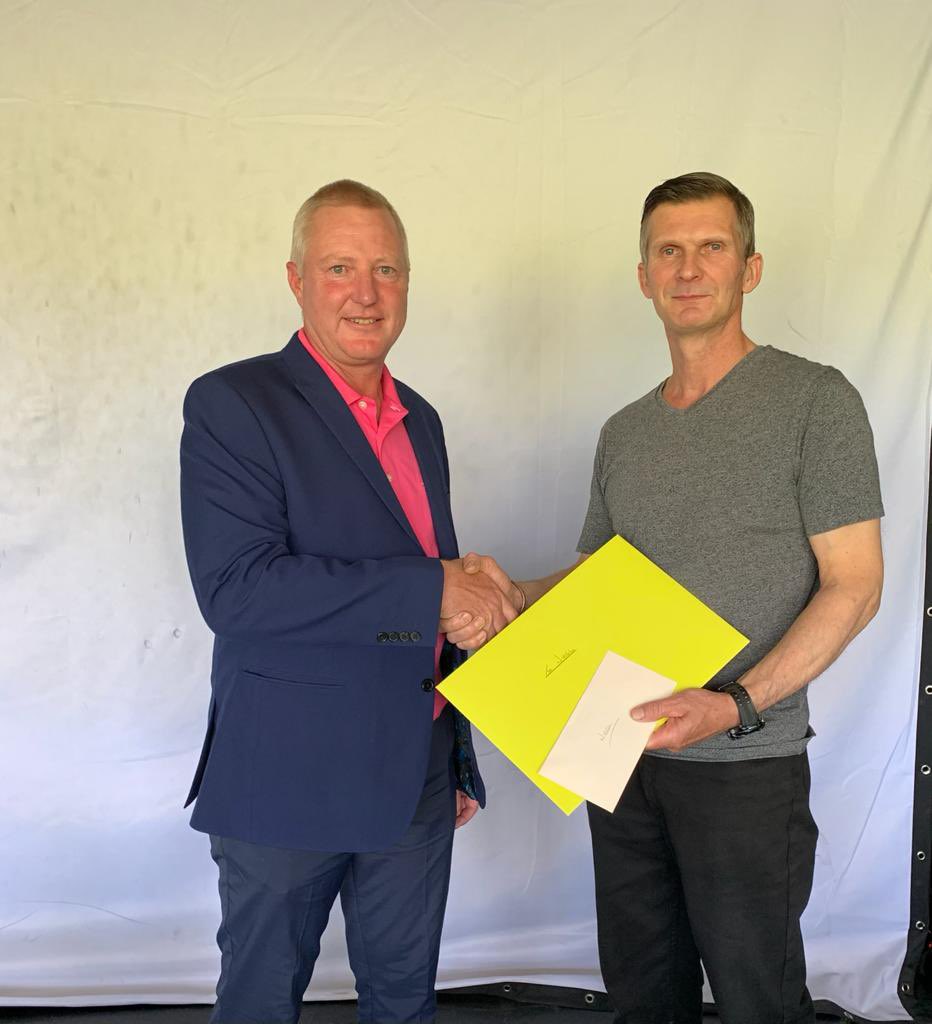 NIGEL MAKES 30 YEARS SERVICE

 Mr Captain, Mike Bennett, presented our Head Green Keeper, Nigel Ardern, with a Collection from all our members, for his 30years of Service.
He has stayed with us, tirelessly working to make our course the very best it can be!