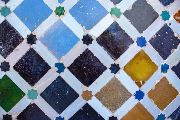 CSIC's tweet photo. Podría parecer que existen infinitos grupos de simetría, o infinitas formas de combinar polígonos en un plano, pero no es así. En 1891, Fedorov demostró que solo existen 17 grupos. La Alhambra alberga en sus adornos de suelos y muros ejemplos de cada uno de estos 17 grupos. https://t.co/CFHRTH3Uvu