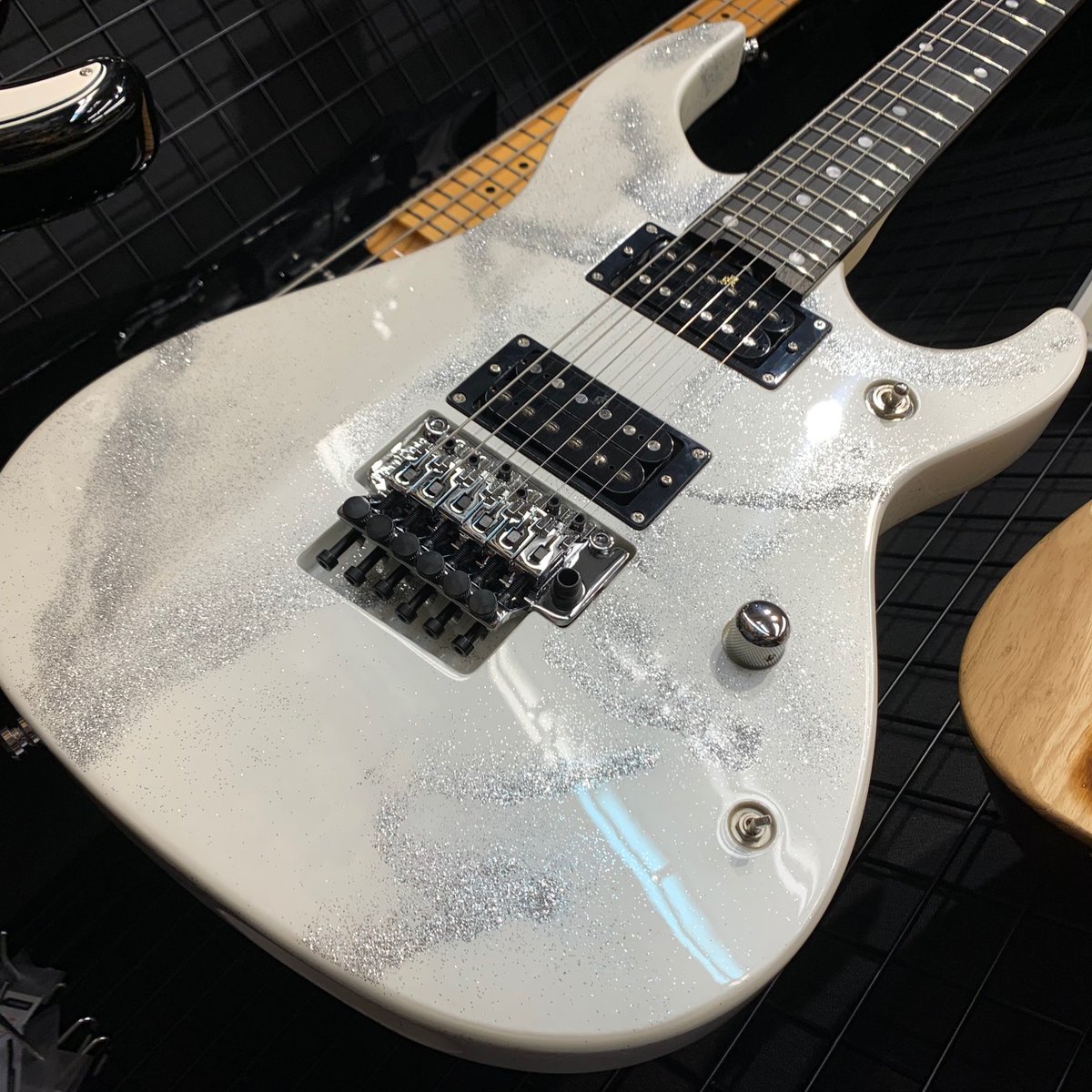 bigboss_online's tweet photo. 【#入荷情報 #駅前別館】
#KillerGuitars より天の���のようなカラーリングが特徴のKG-FASCIST VICE Milky Wayが入荷😁✌️
通常の #FascistVice とは異なりエボニー指板＆24フレット仕様となっております😆👍
人気の商品ですので、ぜひお早めに😉
https://t.co/IsG12K6WU8
#BIGBOSS #BBOnline #ルーク篁 https://t.co/ZL3PvheEYo