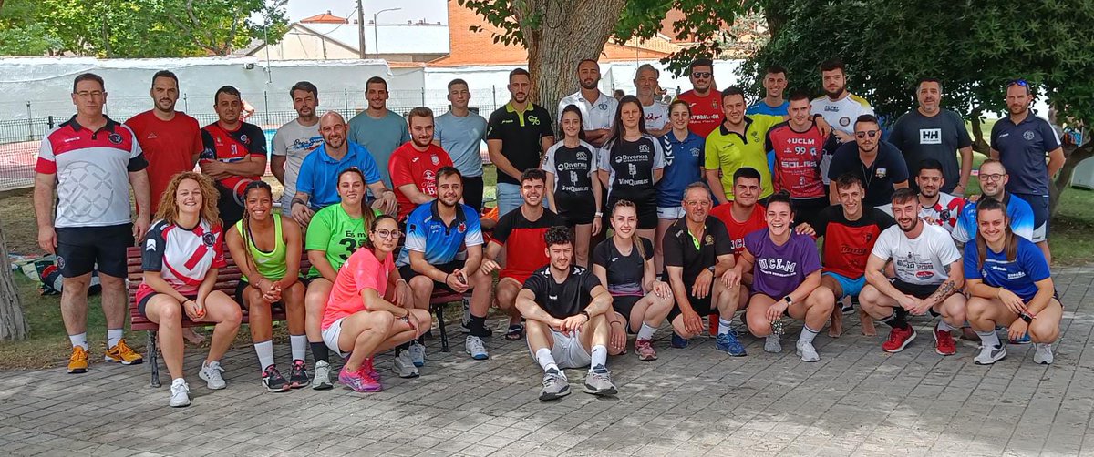 ¡Hoy Castilla La Mancha 𝒔𝒖𝒎𝒂 43 𝒏𝒖𝒆𝒗𝒐𝒔 𝒆𝒏𝒕𝒓𝒆𝒏𝒂𝒅𝒐𝒓𝒆𝒔! 👏

🔝 21 técnicos de N1 y 22 de N2 han superado el curso que finalizó en el mes de Junio 🔥

🖊️ Durante todo el año realizarán sus prácticas en distintos clubes de la región 🤾‍♀️

 ¡Enhorabuena a todxs! 🤩