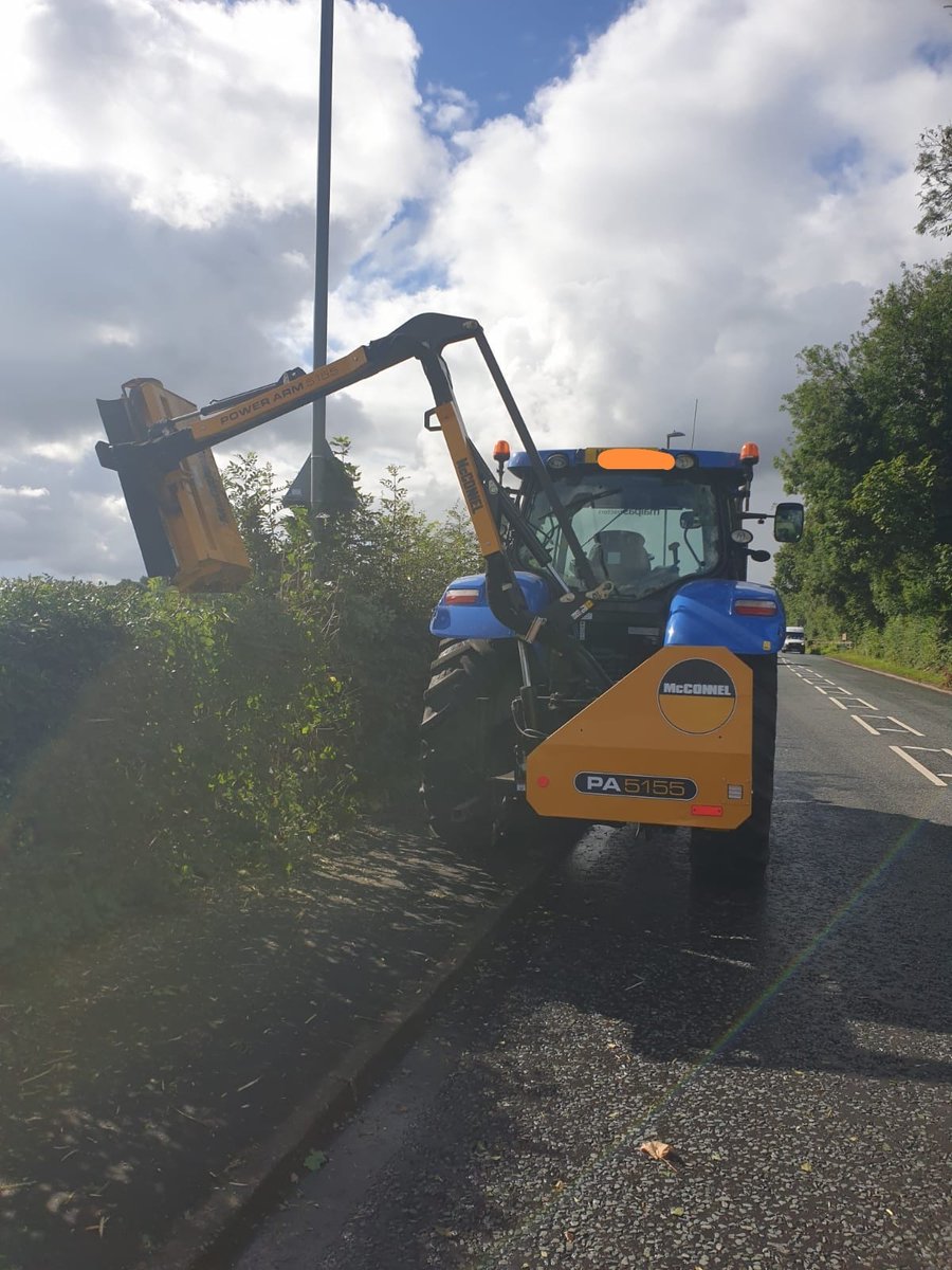 Driver of this tractor was trying to divide his attention between driving, cutting hedges and yacking on his mobile phone. He didnt notice the police officer next to him for some time. TOR issued. 
#syn1 #fatal4
