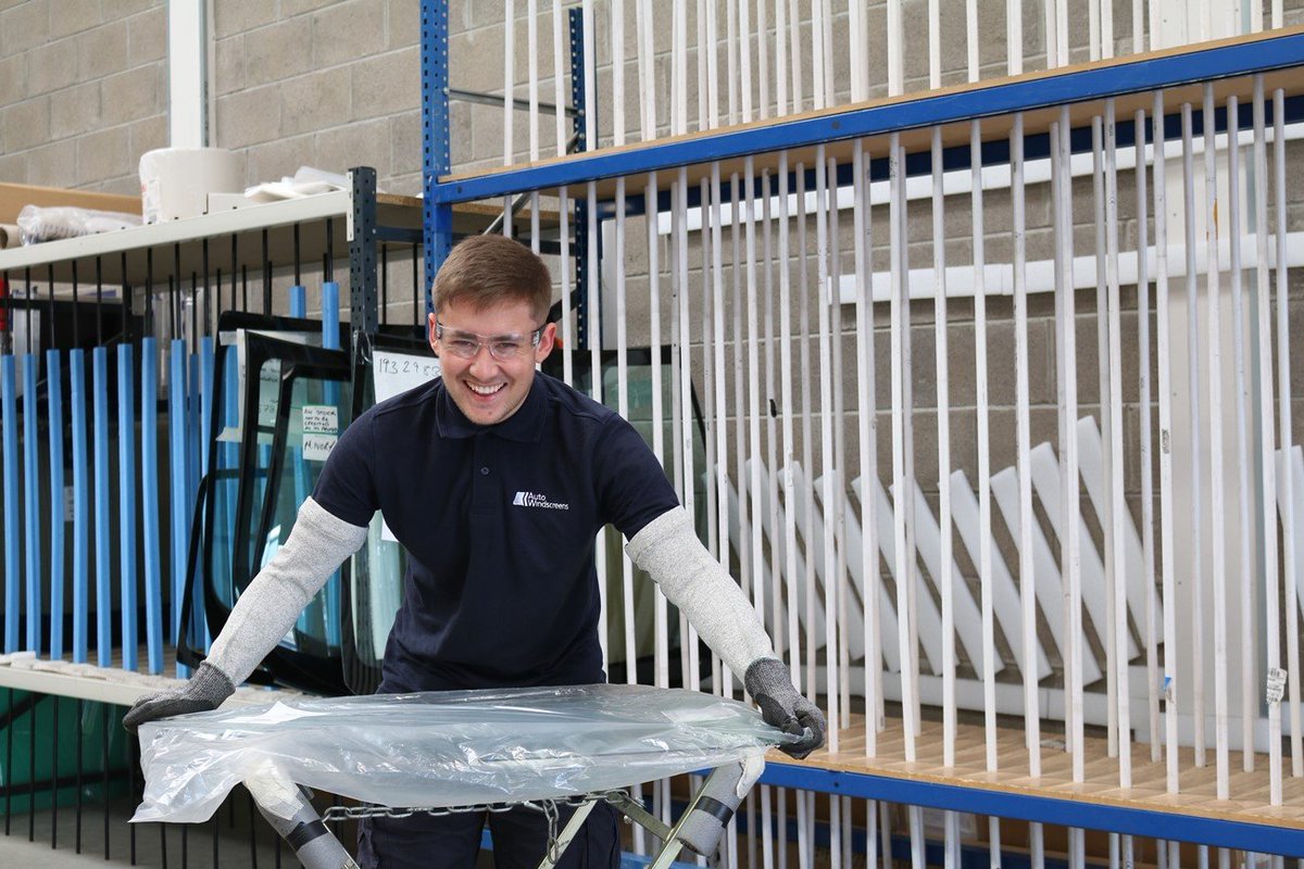 One Minute Brief of the Day:
Create posters aimed at 18-25's raising awareness of the <a href="/AutoWindscreens/">Auto Windscreens</a> Automotive Glazing Apprenticeship scheme #ClearlyGoingPlaces 🚗🧑‍🏭

Brief: bankofcreativity.co.uk/blog/omb-autow…

Prizes:
1st £200 cash!!
2nd £100 cash!!
3rd £50 cash!!

RT 🙌