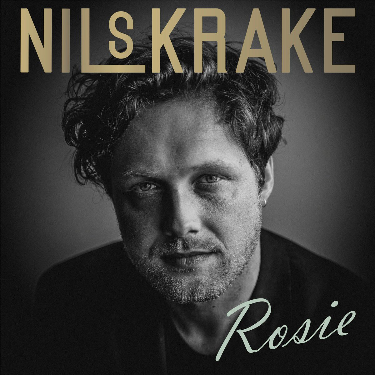 NilsKrake's tweet image. Als voorloper van het op 1 september te verschijnen album “Songs From The Vault” (Part 1) breng ik online de single “Rosie” uit. De boodschap van de tekst is altijd al relevant geweest maar vandaag de dag nog meer. Enjoy en happy Pride! 🏳️‍🌈

youtu.be/U-x7YDlAyRo