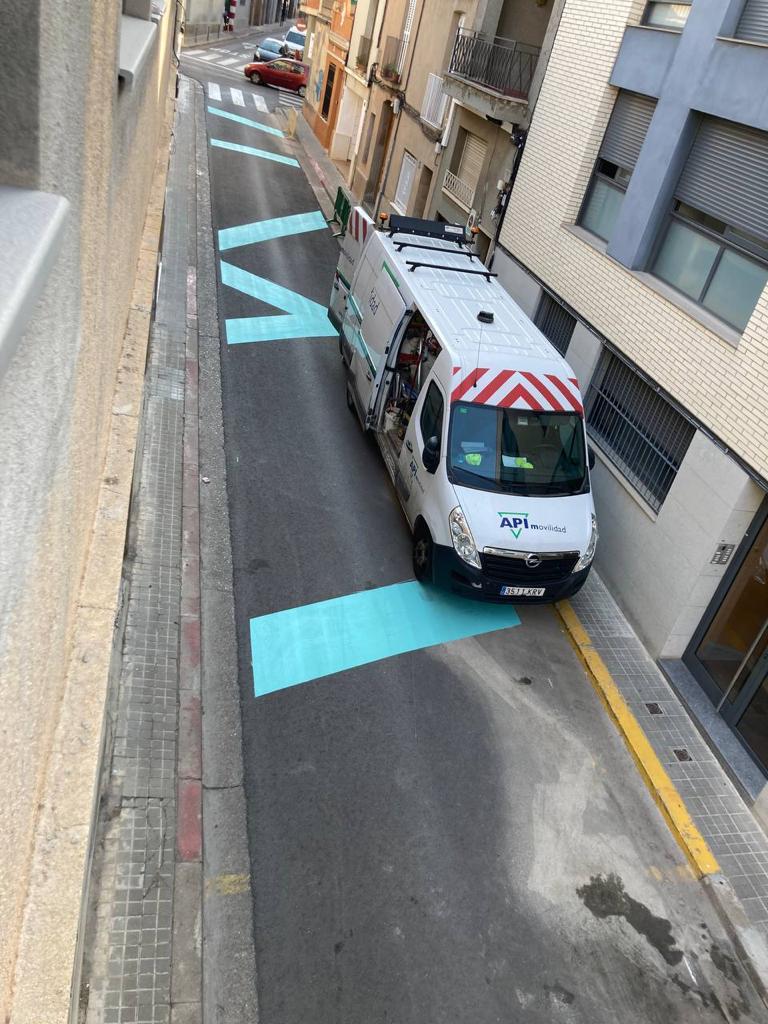 UnBarriPerViure's tweet photo. La "pacificació" de l' @Aj_Sabadell al carrer Sant Domènec s'estrena amb la furgoneta de Mobilitat aparcada sobre un tram de vorera de 85 cm🙈
I si hi posem una jardinera i ens estalviem ensurts? https://t.co/kO4d2tHGO7