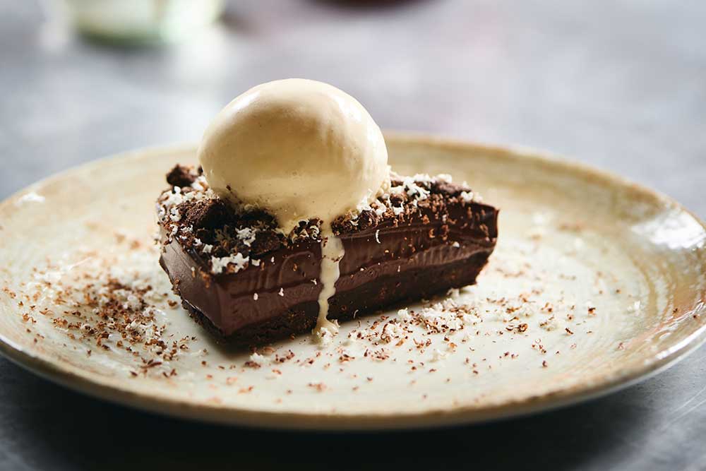 Former chef director of The Fat Duck and Dinner by Heston @APWChef is serving up this mocha tart @Fullers pubs this month hot-dinners.com/2021102710951/…