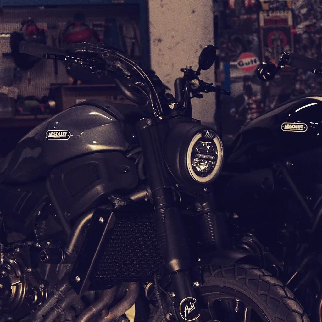 Garage hot stand🔥🔥🔥. Que calor que está haciendo por aquí. Y las #Yamaha #xsr de casa lo sienten! Somos el especialista en accesorio y transformación para tu #xsr700, clientes en todo españa y europa! A que esperas? #mt07 #mt09 #xsr900 #yamahaxsr700 … instagr.am/p/Cg3sf_Fg44H/