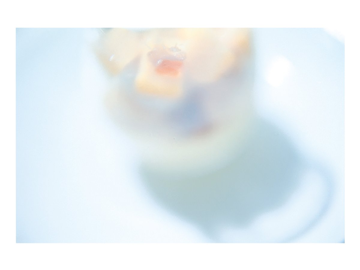 SEIGENSHA's tweet image. 【8月新刊】
今城純写真集　雨音
amzn.to/3bzNjuG

雑誌・広告などで活躍する今城純、3年ぶりの作品集。
詩情ゆたかな写真作品たちはページをめくるごとにやわらかい雨音を奏で、見る側の記憶と溶け合うようです。

全ページ袋とじ、ビニールカバーを採用し、
造本でも本作の世界観を演出。