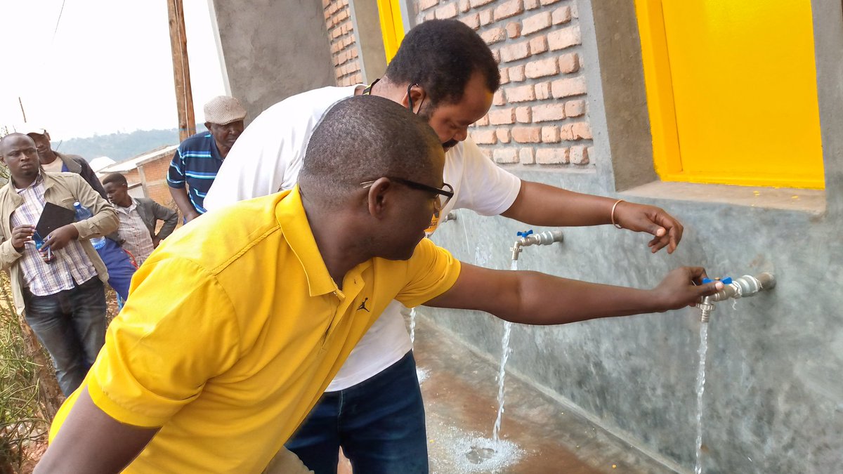 BuhumuzaProvinc's tweet photo. Les deux autorités Provinciales recommandent aux gestionnaires du projet #PEHAT/IRC,qui a initié cette #AEP,de finaliser toutes les imperfections relevées sur ses ouvrages,apprêter les nouveaux pompes de refoulement et s'assurer que l'eau arrive au dernier point d'eau. https://t.co/KxNFNb1mI2