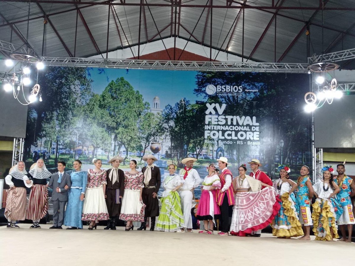 marboleny's tweet photo. 🌎#Esclops i #MarbolenyJove ens ho estem passant genial al #Brasil coneixent el territori i les seves tradicions
💃🏽Hem fet tallers de #danses #tradicionals amb gairebé 200 persones de les escoles de #PassoFundo, cercaviles i actuacions i ja ho tenim tot a punt pel @festivalpf https://t.co/UJrQ6AfnBS