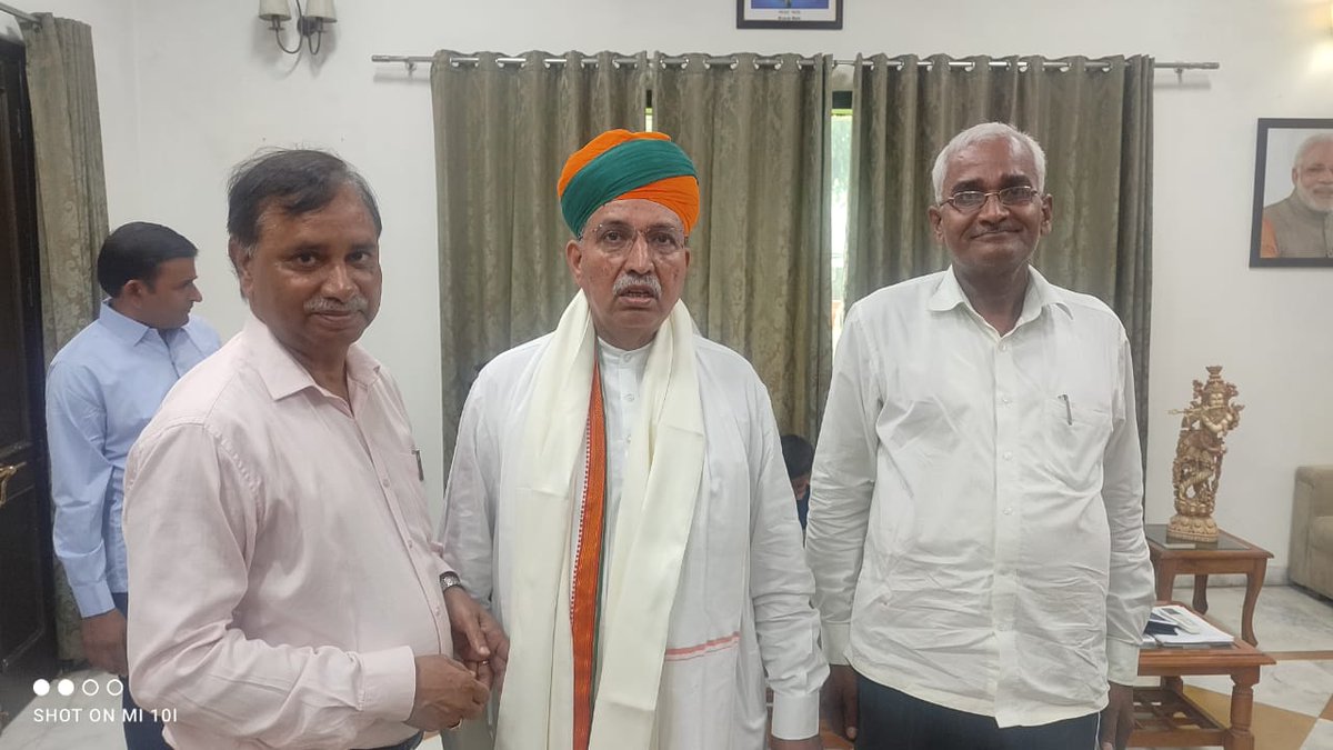 delhipublibrary's tweet photo. दि.ला.बोर्ड के माननीय अध्यक्ष,@subhashkankher2 ने 5अगस्त 2022को माननीय संस्कृति एवं संसदीय कार्य राज्य मंत्री, भारत सरकार,@arjunrammeghwal जी के साथ शिष्टाचार मुलाक़ात की l इस अवसर पर उनके साथ श्री के.एल.मीना,उप-निदेशक (प्रशा)भी ��पस्थित थे I
#HarGharTiranga  @MinOfCultureGoI https://t.co/6cHuVQz4GW