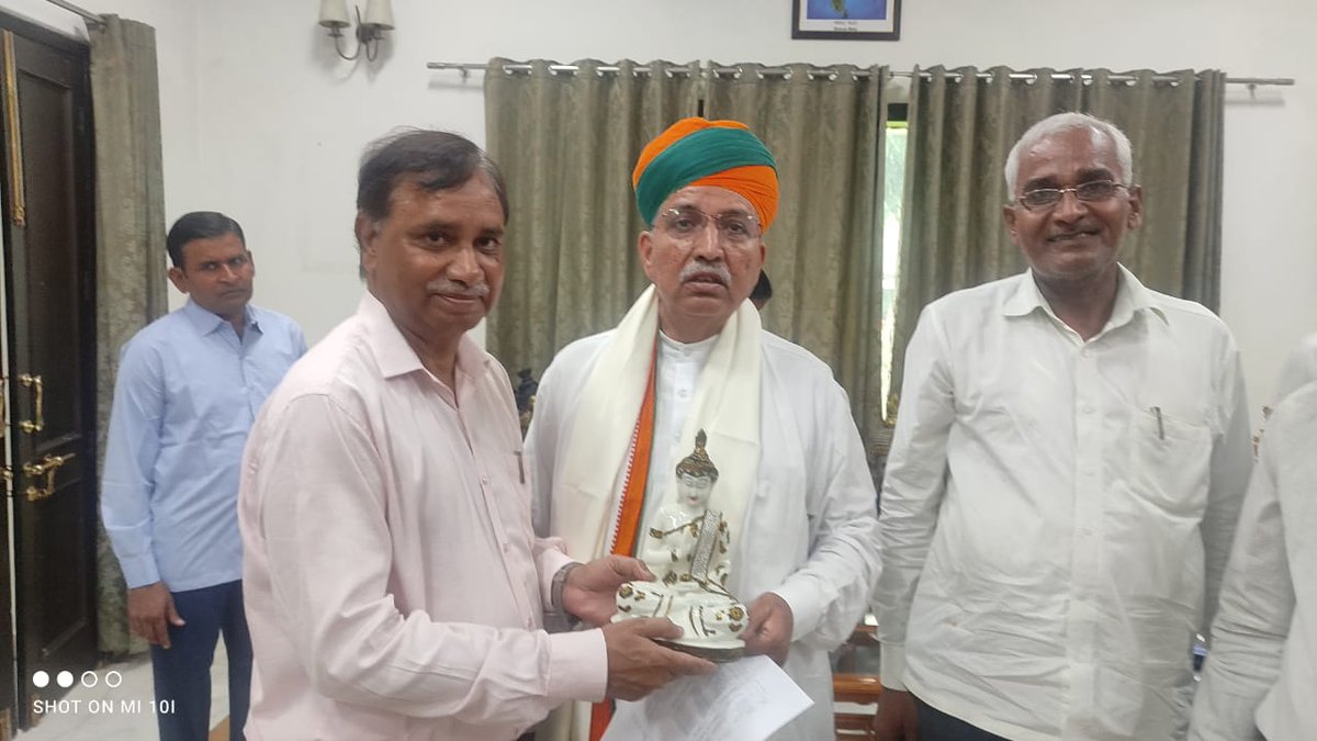 delhipublibrary's tweet photo. दि.ला.बोर्ड के माननीय अध्यक्ष,@subhashkankher2 ने 5अगस्त 2022को माननीय संस्कृति एवं संसदीय कार्य राज्य मंत्री, भारत सरकार,@arjunrammeghwal जी के साथ शिष्टाचार मुलाक़ात की l इस अवसर पर उनके साथ श्री के.एल.मीना,उप-निदेशक (प्रशा)भी ��पस्थित थे I
#HarGharTiranga  @MinOfCultureGoI https://t.co/6cHuVQz4GW