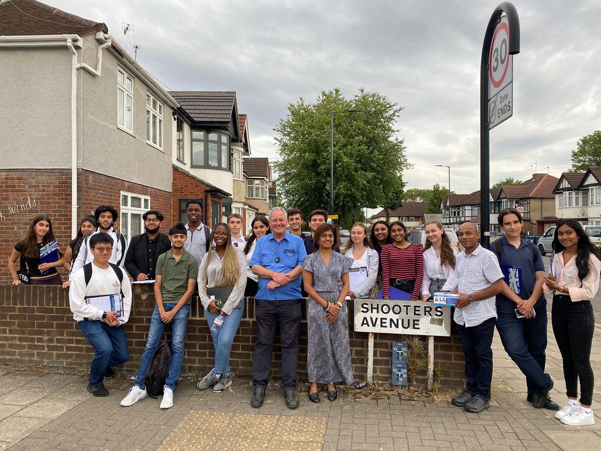 BobBlackman's tweet photo. The entire #workexperience team back together in the late afternoon in #KentonEast with Councillors @ChetnaHalai #SamSumaria 3/3 #HarrowEast https://t.co/VONCINEVB3