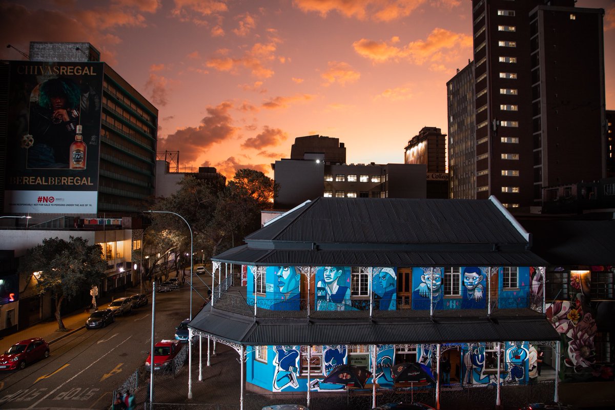 Love how @HallsSA in partnership with @karabo_poppy and 8 talented mentees helped turn the mood in BLUE in Braamfontein 💙 . We Breath For Creative Moments Like These. #UngapheliUmoya #BreatheForIt 🫁 💙