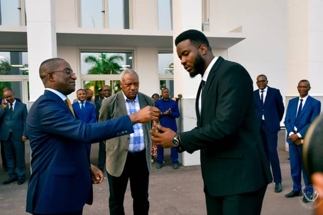 michaelbakemba2's tweet photo. Sport: Le Président @fatshi13_ tient sa promesse et offre des jeeps neuves aux Léopards basketteurs @GuylainNyemboM @TinaSalama2 https://t.co/79pFcE8PgB