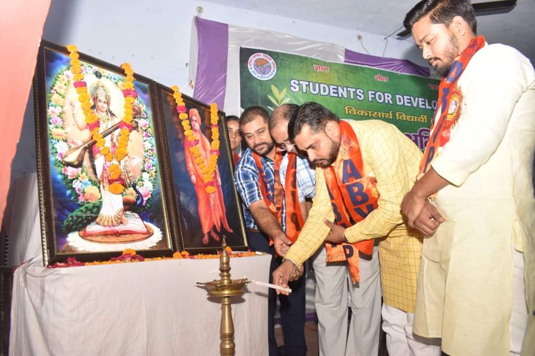 abvpforkanpur's tweet photo. अभाविप कानपुर प्रांत में विकासार्थ विद्यार्थी फर्रुखाबाद जिला इकाई द्वारा डीएन महाविद्यालय फतेहगढ़ में #MissionPlantation के अंतर्गत पौधारोपण अभियान का आयोजन कर 2100 पौधे रोपित किए गए जिसमे प्रमुख रूप से प्रांत संगठन मंत्री श्री @AnshulVidyarthi जी की उपस्थिति रही ।।
#vrakshmitra https://t.co/s1OsBXJCpu