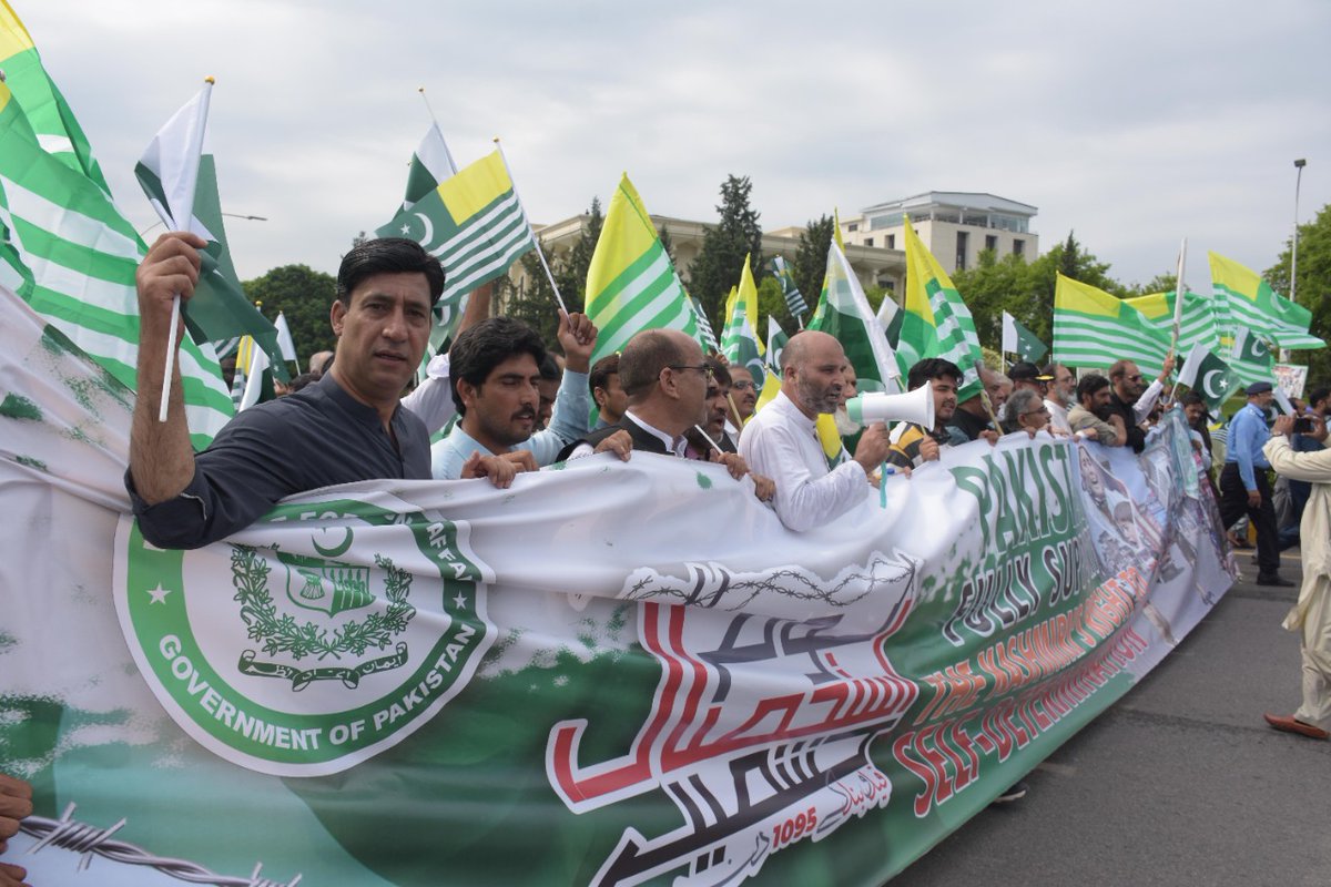 HameedAPHC's tweet photo. During the Exploitation Day rally from the Ministry of Foreign Affairs to Parliament House Islamabad.
#Kashmir
#5August
#NoEndToRepressionInIIOJK
#5Aug_BlackDayForIIOJK
#5August_Youm_e_Istehsal
#5AugustYoumEIstehsal
#5AugBlackDay https://t.co/EwUIuSSJew