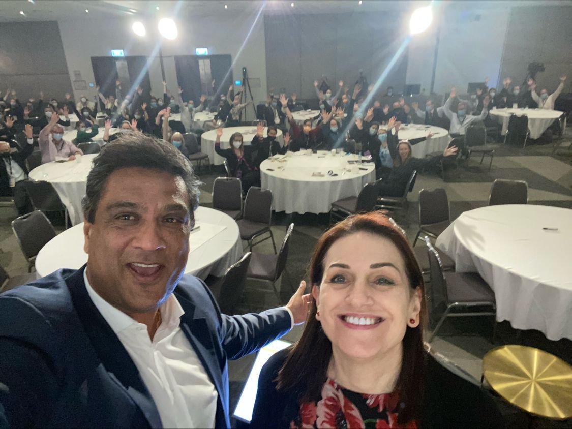 TheInstituteDH's tweet photo. Check out this epic selfie from @Giles_Nunis with none other than change extraordinaire @HelenBevan! But alas, the conference Chair is not allowed to win the selfie competition 😏 There's always next time though! #DHIS2022 #Perth #epicselfie #EllenDegenerouseatyourheartout https://t.co/lmvCRVqtD3