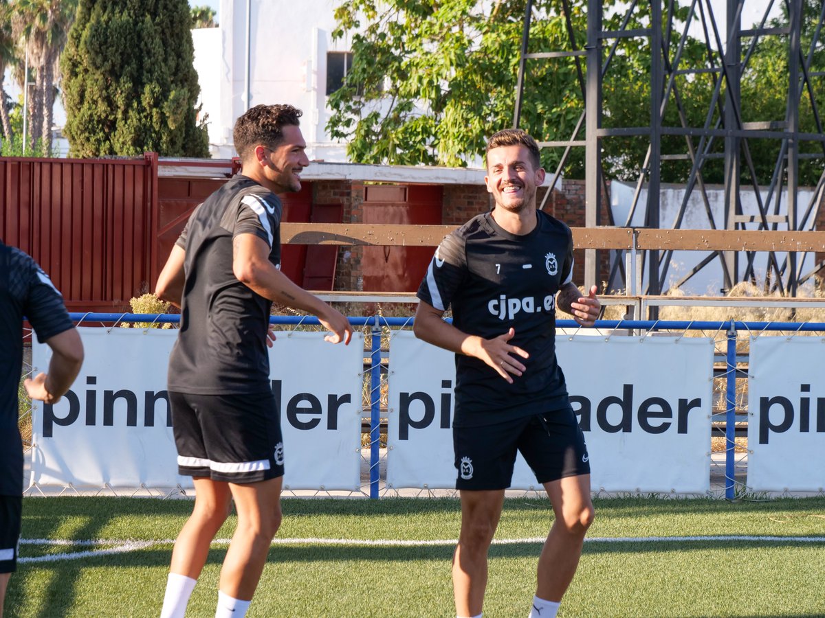 😄 ¡Felicidad! Vuelve a rodar la pelota ⚽️ este fin de semana para la #UDM ❤️‍🔥.

#VolverASubir | #Desde1922