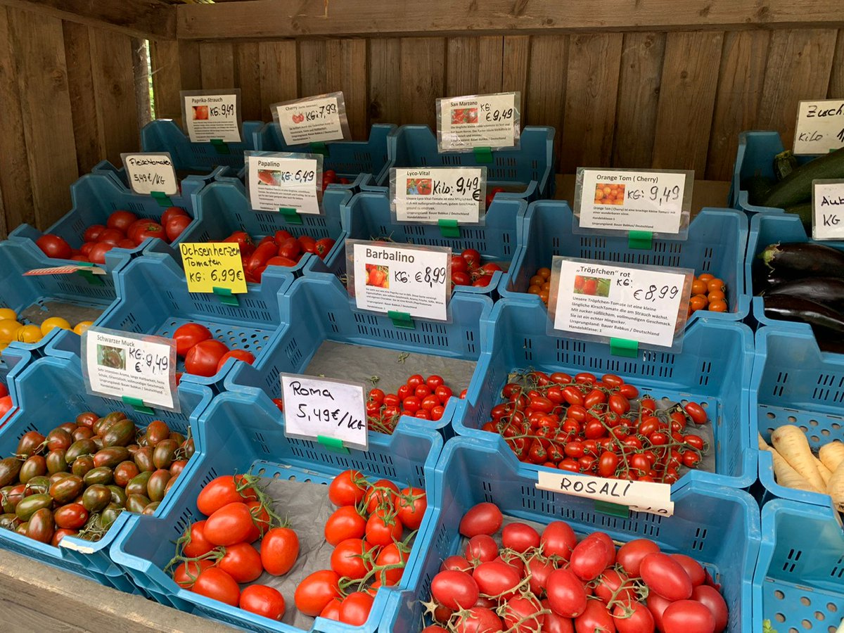Heute geht es um #Tomaten Ich bin vor Schreck fast vom Stuhl gefallen. Bitte guck Dir mal die Preise an. Eine #Freundin hat die Auslage ihres #Gemüsehändlers in #Düsseldorf fotorafiert. Ich habe ihr geraten, in #Berlin einzukaufen.