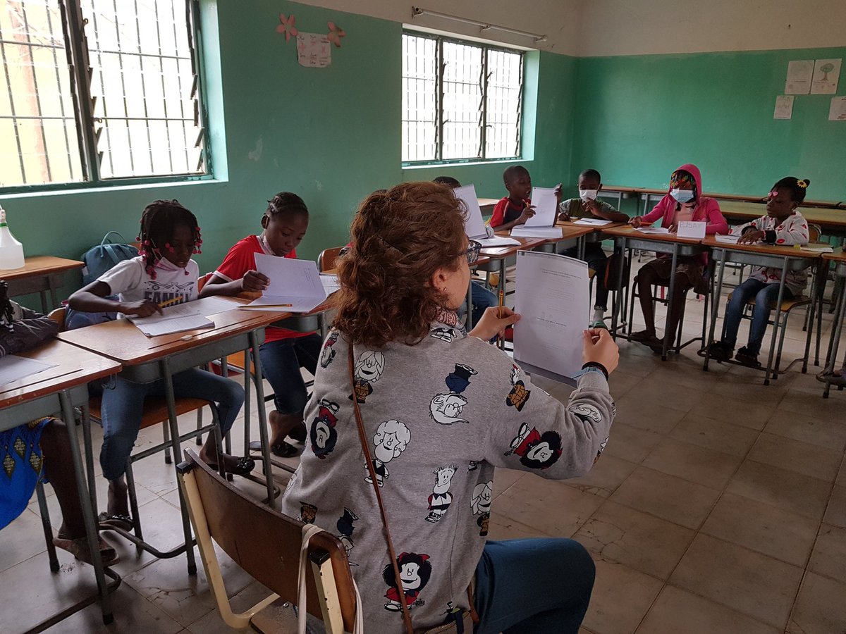 anglopcas's tweet photo. Con Marta, voluntaria de @SP_Solidaria leer y escribir es una aventura... ¡les está encantando venir al cole en vacaciones! @ADCSpinola #Angola https://t.co/8YBzvdL8pW