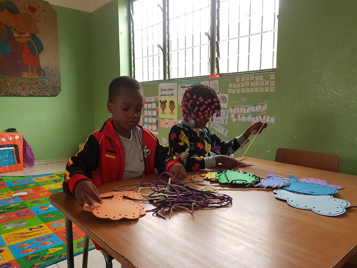 anglopcas's tweet photo. Con Maria, voluntaria de @SP_Solidaria los más peques del cole están disfrutando y aprendiendo mucho. Sentando las bases de la lecto-escritura ¡que suerte! @ADCSpinola #Angola https://t.co/4F0SrXDfuz