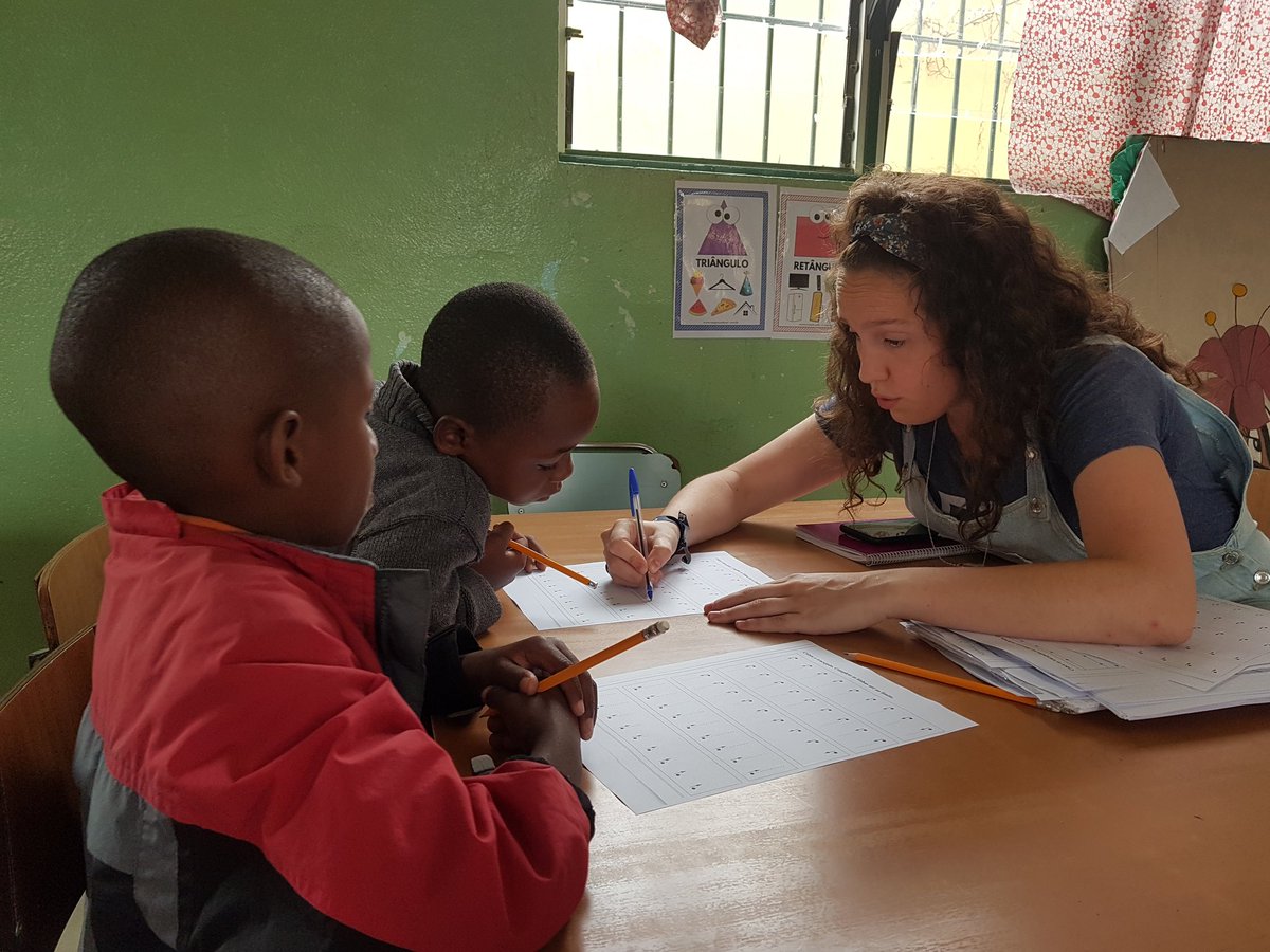 anglopcas's tweet photo. Con Maria, voluntaria de @SP_Solidaria los más peques del cole están disfrutando y aprendiendo mucho. Sentando las bases de la lecto-escritura ¡que suerte! @ADCSpinola #Angola https://t.co/4F0SrXDfuz