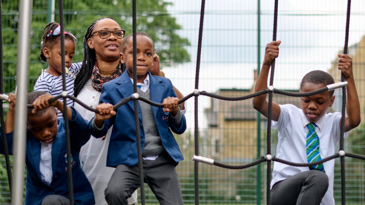 LondonMetUni's tweet image. "I'm a mum to 10 children. I believe that with education, you can do great things. It doesn't matter where you're from, as long as you have that, you can change the world."

Read more about Denise's journey with us. 

👉 ldnmet.ac/m8E150KcghP

#TheRealLondon
