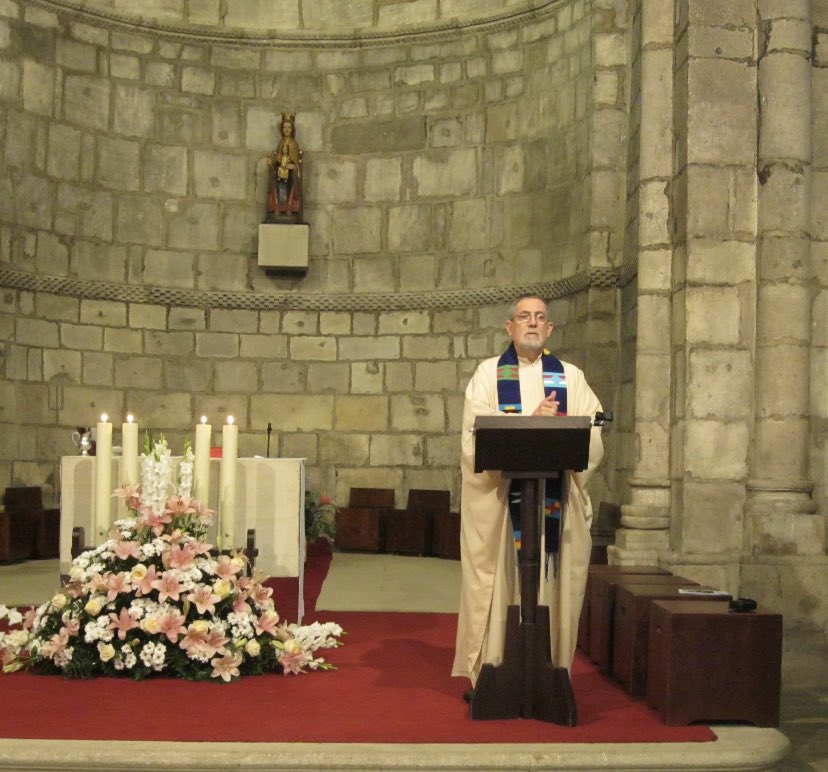 Con pesar recibimos la noticia de la partida de nuestro querido amigo el padre Mikel de Viana, SJ. Que el Padre lo reciba con el mismo amor que él brindó a todos con su vida ejemplar y comprometida. Nos duele su partida, pero nos regocija su vida extraordinaria. QEPD