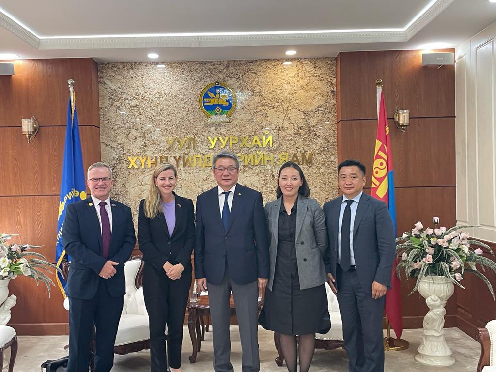 Халуун дотноор хүлээн авч, уул уурхайн салбарт 🇦🇺🇲🇳 хамтын ажиллагааны талаар бүтээлч ярилцсан сайд <a href="/ministry_mining/">Уул уурхай, хүнд үйлдвэрийн яам</a> Г.Ёндонд баярлалаа. <a href="/AusMonXtractive/">AMEP</a> хөтөлбөр нь 🇲🇳 олборлох салбарын менежментийг сайжруулах замаар нийгэм, эдийн засгийн хөгжлийг дэмжиж байгаад баяртай байна.