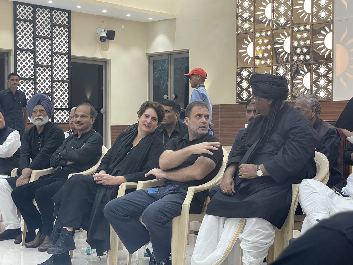 nsui's tweet photo. Shri @RahulGandhi ji, AICC Gen Secy Smt @priyankagandhi ji along with MPs &amp; other Senior @INCIndia leaders are all arrested at Kingsway Police Station, Delhi.

But this coward act can't stop us, We will keep fighting for people of the country.

#महंगाई_पर_हल्ला_बोल https://t.co/KQzAS3dfws