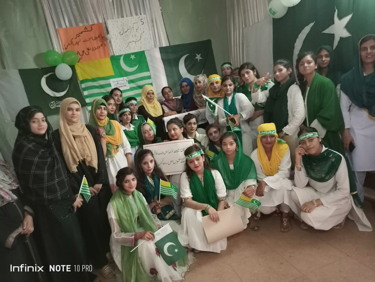 VocationalF's tweet photo. Observance of youm e istehsal of Kashmir at VTI Sialkot Female https://t.co/kISV4Xos0w