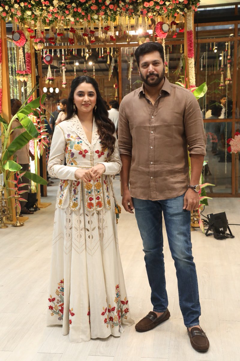 pkamholic's tweet photo. This combo❤🌠🔥

@priyankaamohan

#PriyankaMohan https://t.co/Y6ftKBidy5