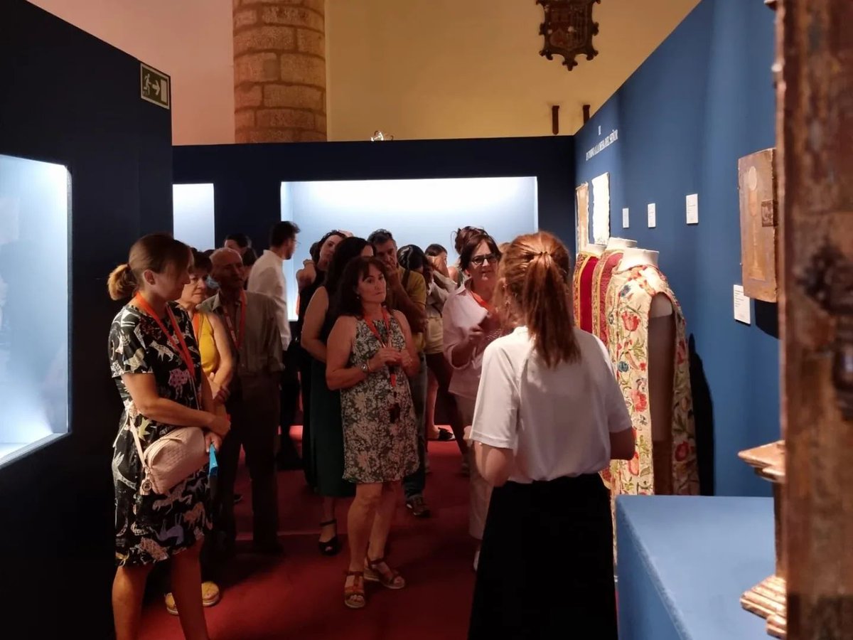 Ayer tuvimos la presentación del libro "Tierra herida", de Luis Miguel de Dios. 
Acudió mucha gente, que pudieron disfrutar de las anécdotas y relatos del autor.
También se ofreció una visita guiada gratuita a todos los asistentes.
¡Gracias por esta maravillosa tarde!
