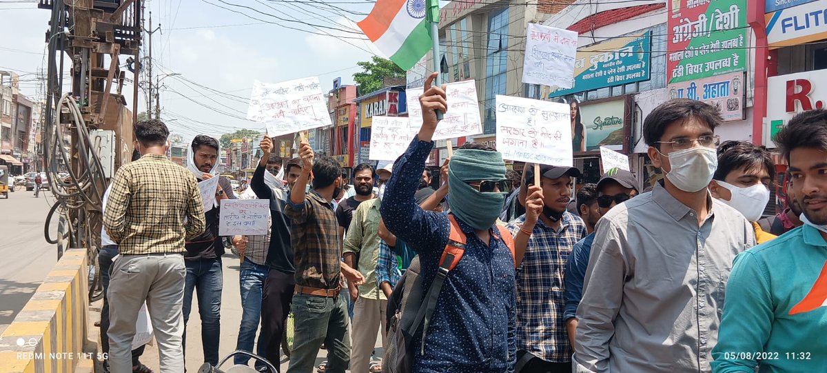 BackshoreL's tweet image. Thousands of aspirants of Madhya Pradesh organised &quot;Berozgaar Tiranga Yatra&quot; in Indore and Jabalpur. 
Students are waiting from last four years.They need answer now!
#mppsc2019 #mppsc2020 #mppsc2021 #peb #vyapamsi #MPTET_2018
#बेरोजगार_तिरंगा_यात्रा