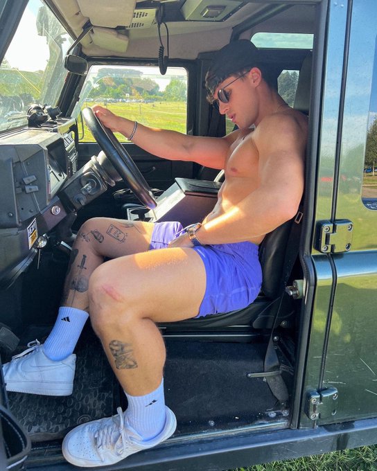 who wants shotgun? https://t.co/IcSMDbgeXP