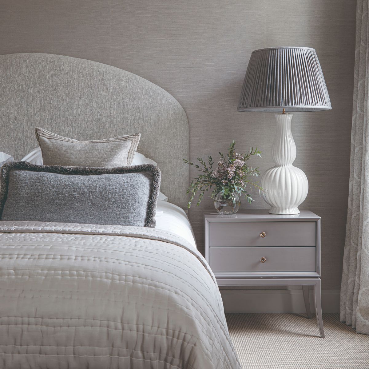 OddSizeBedsUK's tweet image. Grey and white bedroom ideas zcu.io/2Tfv  by @idealhome. If a grey &amp;amp; white bedroom is for you we have a bed to suit! Grey shades divans👉 zcu.io/IbNi  White/Grey wooden bed frames 👉 zcu.io/5PEy #GreyBed #WhiteBed #Divan #Friday  #Bedframe