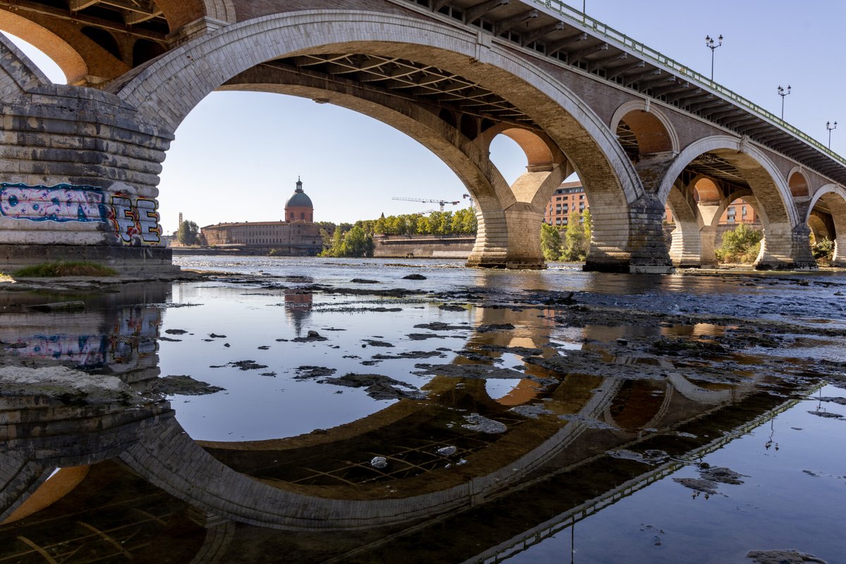 viewsfrance's tweet photo. À Toulouse, la Garonne affiche un niveau d'eau particulièrement bas 📸

Directement impactée par la sécheresse qui touche actuellement la région Occitanie, la Garonne se situe à un niveau de 0,5m, contre environ 1m habituellement. https://t.co/W6sE4ql7rV