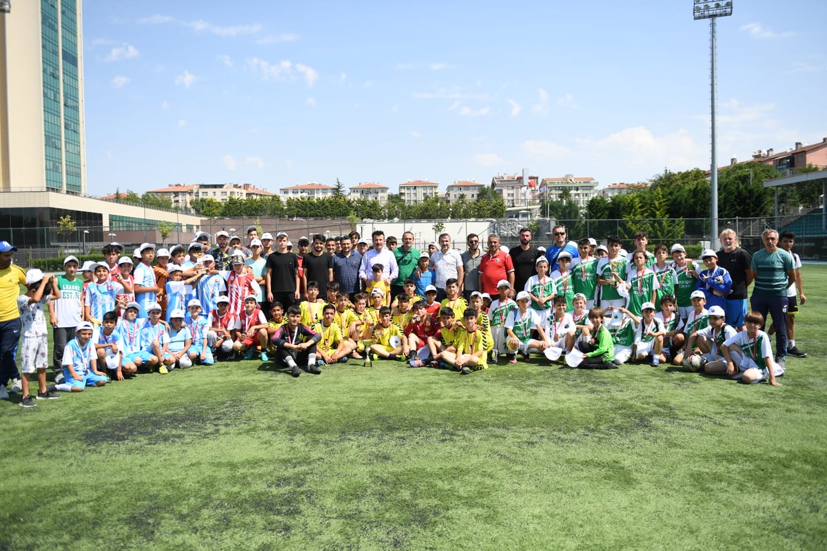 Gençlik ve Spor Bakanlığımızın düzenlemiş olduğu Altın Gençlik Yaz Şenliği Futbol Turnuvası'nın finaline katıldık🤗

Başta şampiyon olan Hüseyin Gazi Spor olmak üzere turnuvaya katılan tüm gençlerimizi tebrik ediyoruz🥰

📍Örnek Stadı