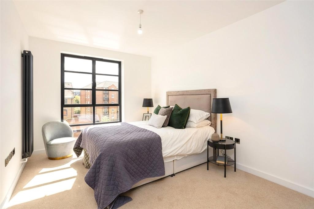 MyMoveTracker's tweet photo. 🛏️ 2 bedrooms
💷 £430,000
📌 Riverside, Lyons Crescent, Tonbridge, TN
🔑Marketed by @freemanforman

HELP TO BUY AVAILABLE! Small luxurious development of 2 bedroom, 2 bathroom apartments with direct access to river walks and within minutes walk of High Street &amp; main line station. https://t.co/7kE3esdNlo